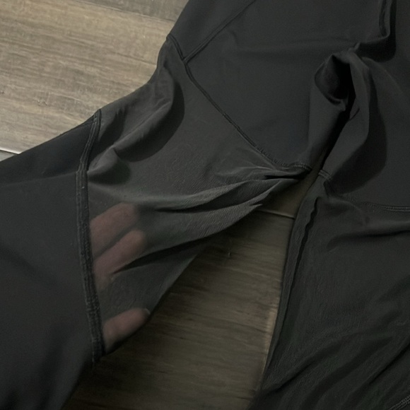Lululemon Cropped Leggings-Black-Mesh Panels on Legs-Zippered Pockets-Size 8 - Picture 5 of 11